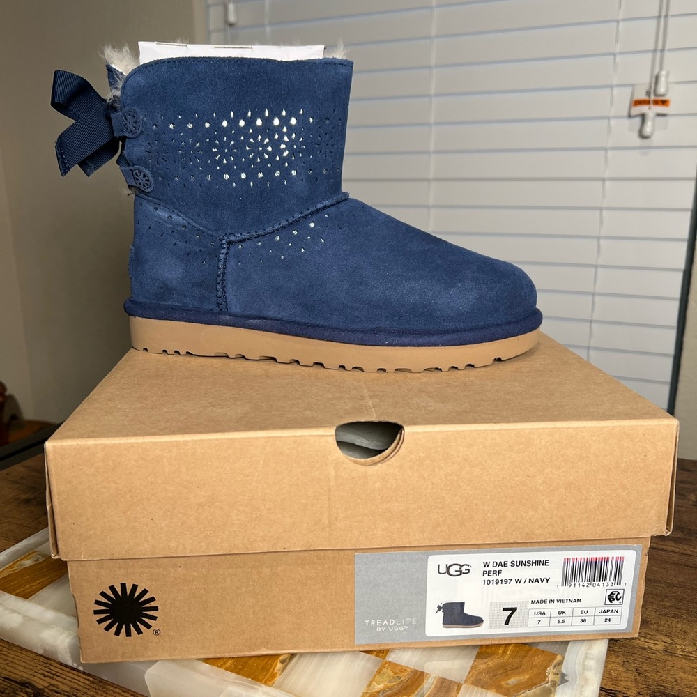 UGG Dae Sunshine Perf Navy Boots Women’s NIB